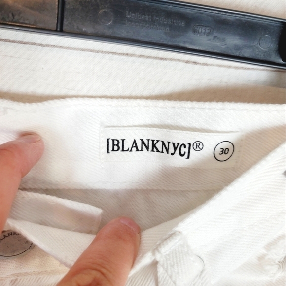 BLANKNYC DISTRESSED CUTOFF BUTTON FLY DENIM SHORTS IN WHITE, SZ 30 - Picture 5 of 14
